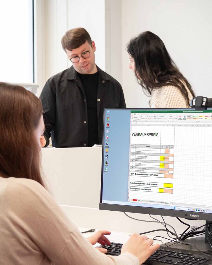 Schülerin arbeitet in Excel