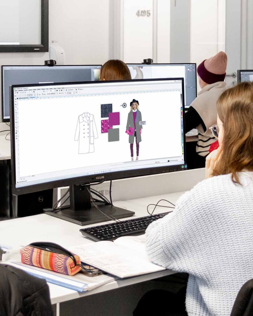 Schülerin arbeitet digital an einem PC im Bereich Modegestaltung