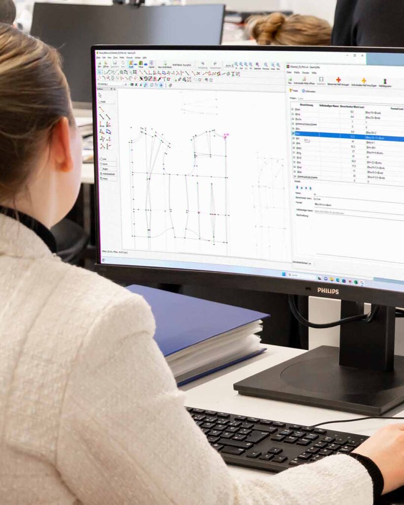 Schülerin arbeitet in einem Schnittprogramm am PC