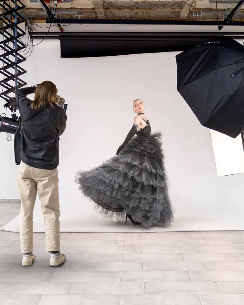 Schülerin Fotografiert Abendkleid im Fotostudio